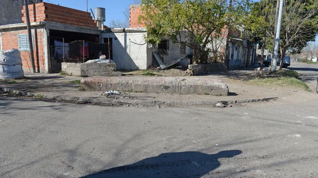 El grupo de amigos estaba sentado en una piedra sobre la esquina de Bielsa y Barra cuando fueron atacados a los tiros desde un auto.&nbsp;