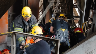 Puerto San Martín: un obrero cayó a un pozo de noria y lo rescataron los bomberos