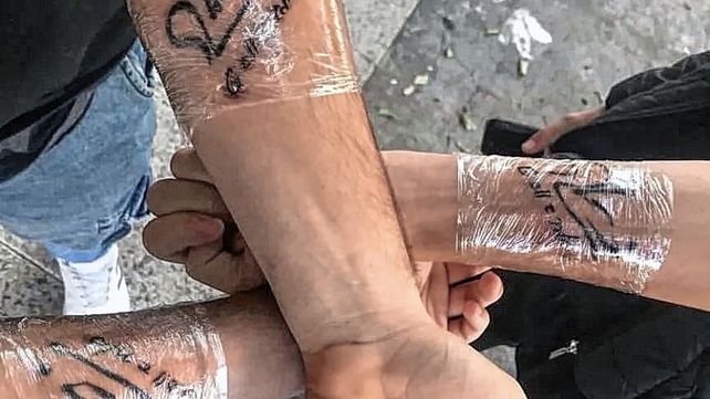 Paranaenses lograron tatuarse la firma de Marcelo Gallardo