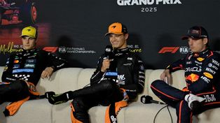 Oscar Piastri, Lando Norris y Max Verstappen ante la prensa de la Fórmula 1 en Abu Dabi.