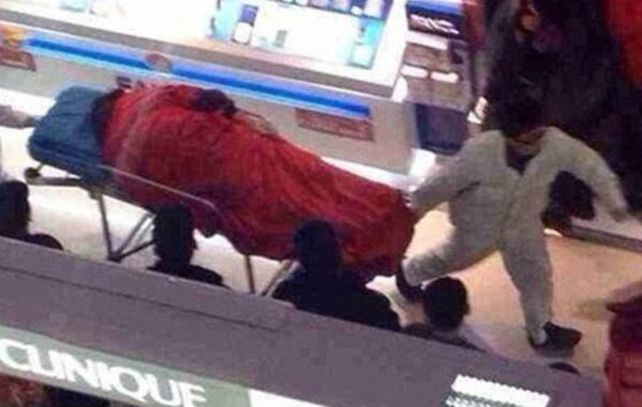 El hombre se arrojó desde el cuarto piso de un centro comercial después de rogarle a la esposa que volvieran a casa.