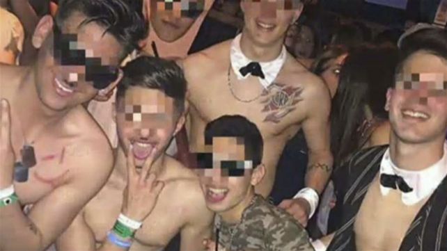 Inconcebible. &nbsp;Parte de los alumnos que esgrimieron consignas discriminatorias. Tres de ellos serán sancionados.&nbsp;