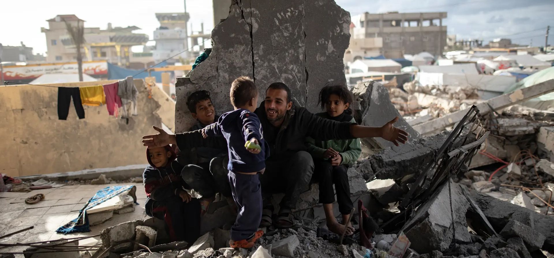 Un palestino desplazado Muhammad Al-Durra habla con uno de sus hijos en una casa destruida en la que se refugiaron. El hombre y sus cuatro hijos han estado en movimiento, viviendo en diferentes lugares, desde el 11 de octubre, cuando su casa fue alcanzada por un ataque que mató a su esposa. Fotografía: Haitham Imad/EPA Un palestino desplazado Muhammad Al-Durra habla con uno de sus hijos en una casa destruida en la que se refugiaron. El hombre y sus cuatro hijos han estado en movimiento, viviendo en diferentes lugares, desde el 11 de octubre, cuando su casa fue alcanzada por un ataque que mató a su esposa. Fotografía: Haitham Imad/EPA