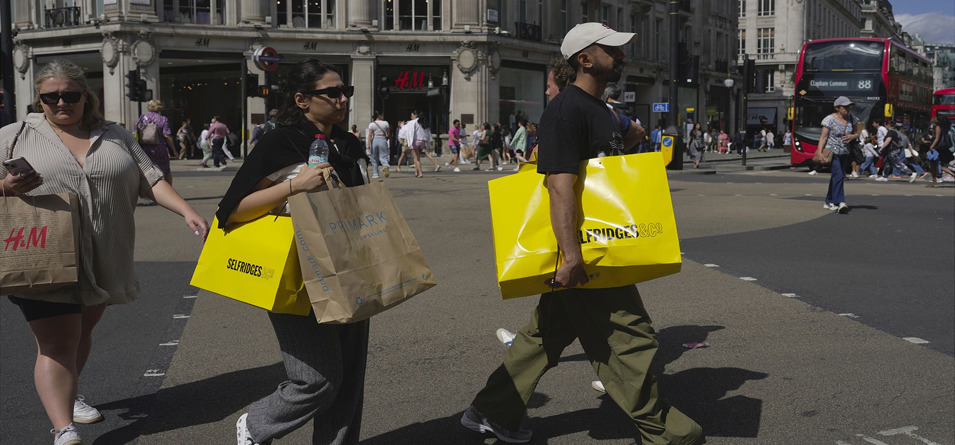 La gente camina por la calle en un distrito comercial en el centro de Londres, el martes 22 de agosto de 2023. El análisis de la última política monetaria del Banco de Inglaterra muestra que el Reino Unido será la economía de crecimiento más lento del G7, según las previsiones de crecimiento del banco, se han rebajado del 0,75% al 0,5%. (Foto AP/Kin Cheung) La gente camina por la calle en un distrito comercial en el centro de Londres, el martes 22 de agosto de 2023. El análisis de la última política monetaria del Banco de Inglaterra muestra que el Reino Unido será la economía de crecimiento más lento del G7, según las previsiones de crecimiento del banco, se han rebajado del 0,75% al 0,5%. (Foto AP/Kin Cheung)