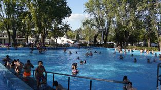 Por las instalaciones del complejo de piletas del Parque Alem pasan unas 2.500 personas por día durante los fines de semana