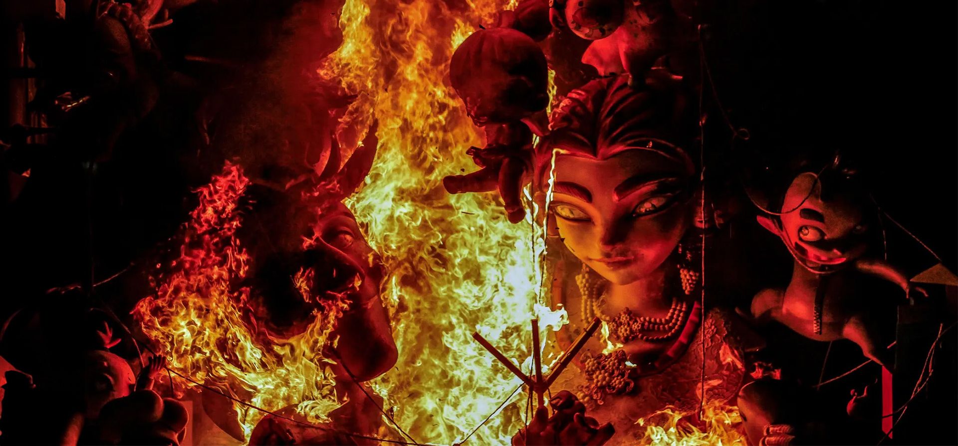 Las esculturas de las Fallas arden tras ser incendiadas durante la última jornada de la fiesta de 2024, que fue visitada por más de 1.000.000 de turistas, Valencia, España. Fotografía: Cristóbal Basaure Araya/Sopa Images/Rex/Shutterstock Las esculturas de las Fallas arden tras ser incendiadas durante la última jornada de la fiesta de 2024, que fue visitada por más de 1.000.000 de turistas, Valencia, España. Fotografía: Cristóbal Basaure Araya/Sopa Images/Rex/Shutterstock