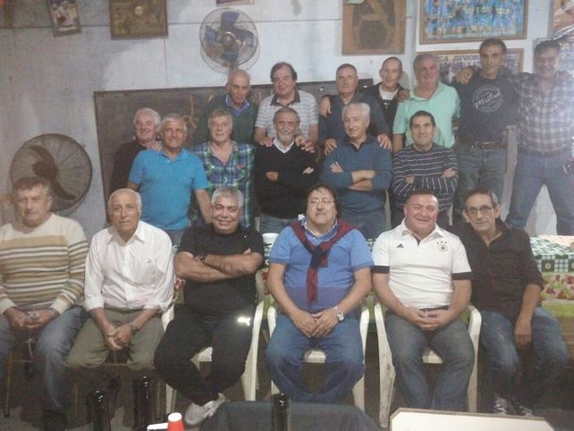 Como en los viejos tiempos. Los exjugadores de la Naranja Mecánica de la capital entrerriana posaron como una actual formación.&nbsp;