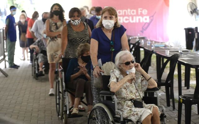 En imágenes: comenzó la vacunación a mayores de 90 años en la ex Rural