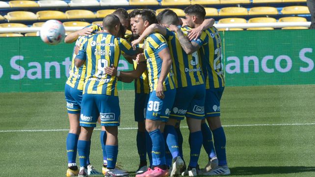 Los futbolistas de Central celebran uno de los goles de Gamba