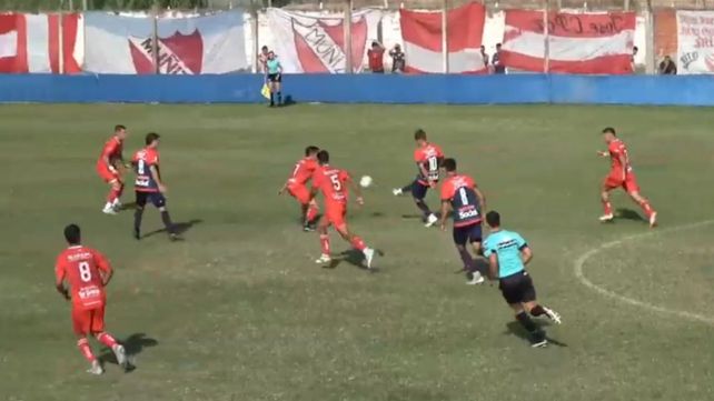 Messi lleva la 10 en Central Córdoba e intenta un avance ante Muñiz. Primeros minutos charrúas en el Apertura de Primera C.