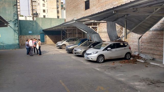 Se desplomó una pared de una obra y cayó sobre varios autos de un estacionamiento