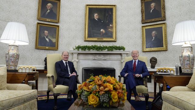 El presidente norteamericano (derecha) junto al canciller alemán Olaf Sholz en el salón Oval de la Casa Blanca.