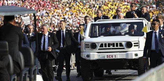 El Papa Francisco saluda a la multitud en el Estadio Madya en Yakarta, Indonesia, el jueves 5 de septiembre de 2024. (Foto AP/Tatan Syuflana)