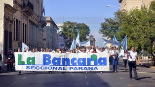 Los bancarios cerraron paritarias: el salario inicial rozará los 400.000 pesos