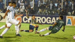 Damián Martínez convierte en el empate ante Atlético Tucumán, el primer rival canalla en la Copa de la Liga.