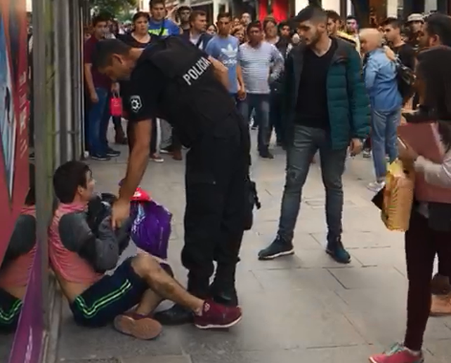 La policía logró reducir a un grupo de vendedores ambulantes que se pelearon en la peatonal Córdoba.&nbsp;