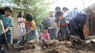 Chicos construyen hornos de barro para la comunidad