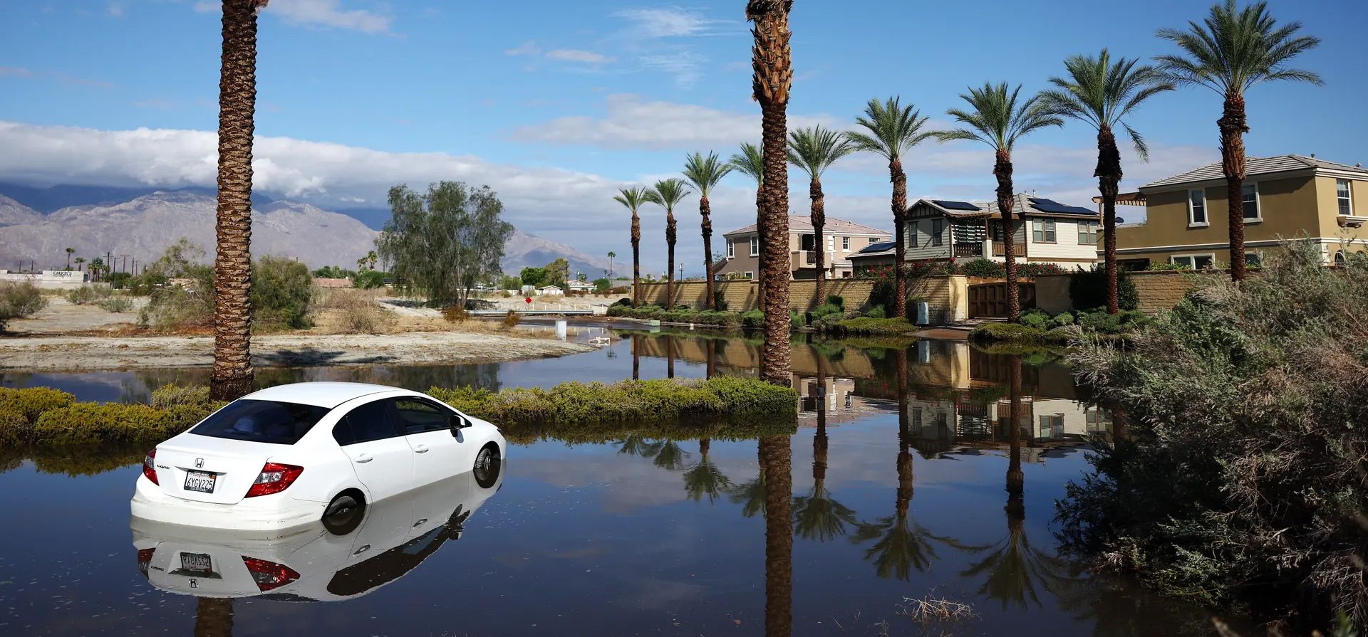 Un vehículo está parcialmente sumergido en las aguas de la inundación en Cathedral City. Hilary tocó tierra por primera vez como huracán en la árida península mexicana de Baja California el domingo antes de convertirse en la primera tormenta tropical en golpear el sur de California en 84 años. Fotografía: Mario Tama/Getty Images Un vehículo está parcialmente sumergido en las aguas de la inundación en Cathedral City. Hilary tocó tierra por primera vez como huracán en la árida península mexicana de Baja California el domingo antes de convertirse en la primera tormenta tropical en golpear el sur de California en 84 años. Fotografía: Mario Tama/Getty Images