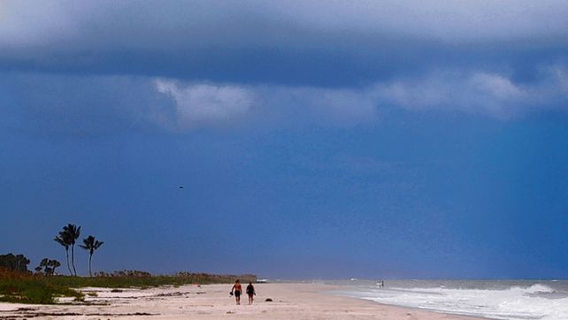 Evacuación. Una playa desértica en Florida