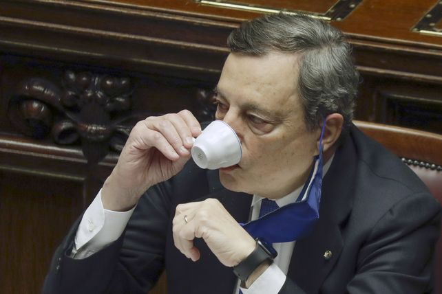 El premier Mario Draghi se toma un café en la Cámara baja