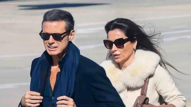 La imagen de Luis Miguel y Paloma Cuevas tomada en el aeropuerto de Madrid.