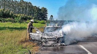 EL vehículo se consumió por completo tras el incidente en la ruta 14.