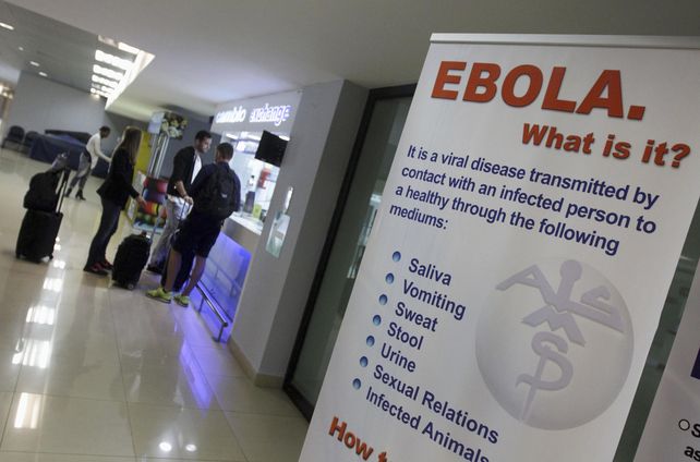 Un cartel de advertencia en un aeropuerto con las medidas para prevenir la enfermedad. (Foto de archivo: Reuters)