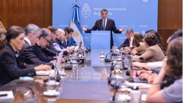 estrategia. Massa con periodistas de medios extranjeros.