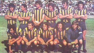 Daniel Vicente Aricó (círculo) logró los torneos del 71 y 73 con la entidad canalla.