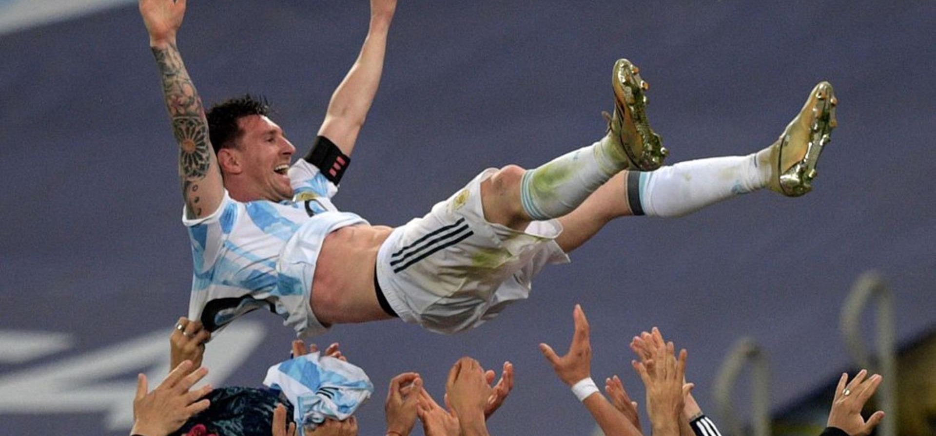 El jugador de la Selección Argentina Lionel Messi es lanzado al aire por sus compañeros después de ganar la Copa América contra Brasil en el estadio Maracaná de Río de Janeiro, el 10 de julio de 2021. Foto: AFP