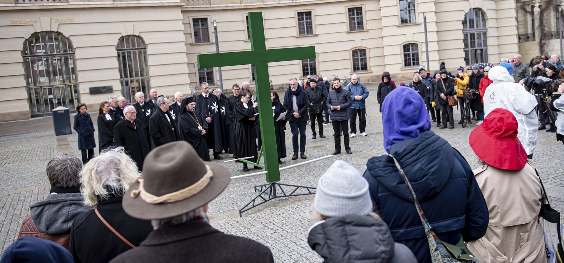 Los fieles participan en la procesión del Viernes Santo de la Iglesia de Santa María con una cruz verde en Bebelplatz, en Berlín, Alemania, el viernes 29 de marzo de 2024. (Fabian Sommer/dpa vía AP) Los fieles participan en la procesión del Viernes Santo de la Iglesia de Santa María con una cruz verde en Bebelplatz, en Berlín, Alemania, el viernes 29 de marzo de 2024. (Fabian Sommer/dpa vía AP)