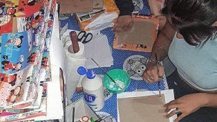 Susy dedica sus días a hacer carpetas con cartón para regalar