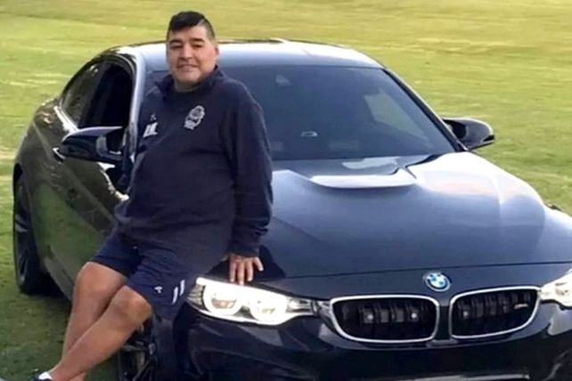 Subastan el último BMW de Diego Maradona: tiene su firma en el parabrisas, luces azules y sirena policial