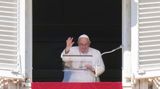 Francisco saluda este domingo durante la oración del Ángelus desde una ventana del Vaticano con vista a la Plaza de San Pedro.