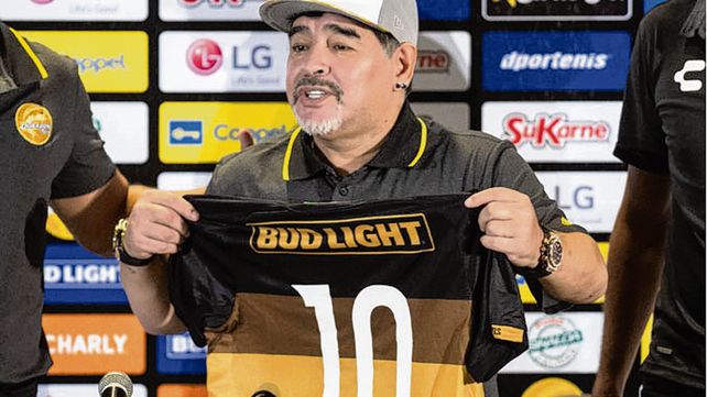 Ya es un hincha más. Maradona posa sonriente con la camiseta 10 de Dorados.