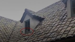 Una imagen inquietante en la ventana de una casa abandonada causa temor en Tik Tok