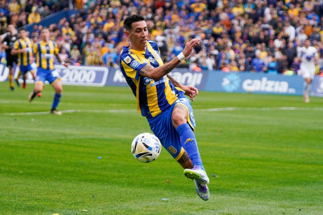 Angelito Di María busca el desequilibrio, pelota al pie, en su reestreno con la camiseta de Central.