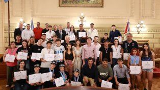 El Senado provincial distinguió a más de 30 deportistas del departamento La Capital.