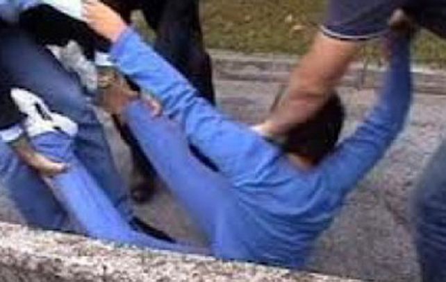 Los agentes tironearon y arrastraron al nene en una escuela.