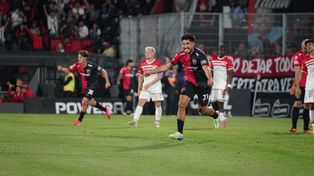 Luciano Lollo ya puso el 1 a 1 para Newells y sale a festejarlo. Fue el empate y también un desahogo para los rojinegros.&nbsp;