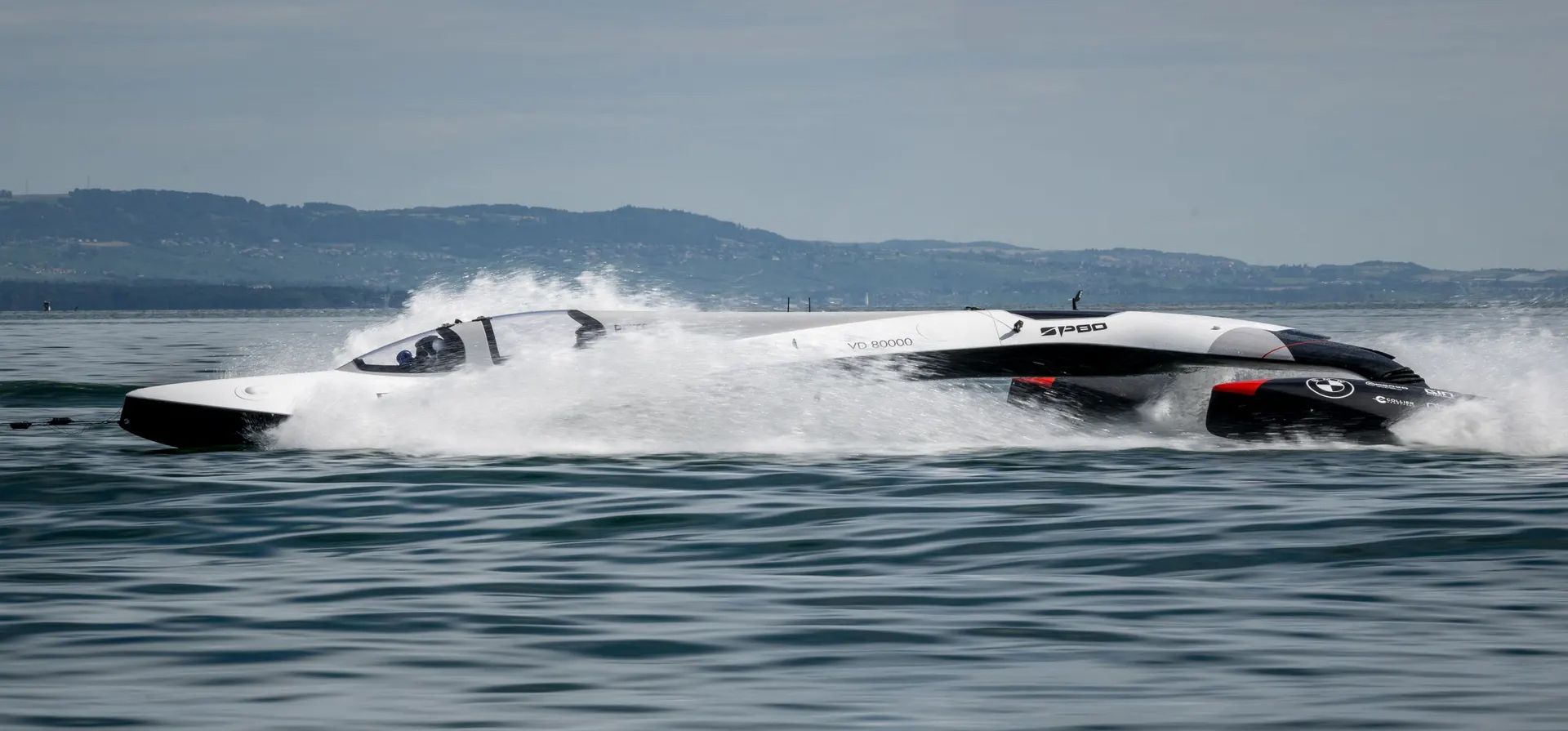Mies, Suiza. Mayeul van den Broek pilota el velero SP80 durante una prueba de tracción en el lago Lemán, antes de un intento de romper el récord mundial de velocidad de navegación. Desarrollado con el apoyo del Instituto Federal Suizo de Tecnología de Lausana (EPFL), el elegante buque tiene como objetivo alcanzar los 148 km / h, utilizando solo energía eólica. Fotografía: Fabrice Coffrini/AFP/Getty Images Mies, Suiza. Mayeul van den Broek pilota el velero SP80 durante una prueba de tracción en el lago Lemán, antes de un intento de romper el récord mundial de velocidad de navegación. Desarrollado con el apoyo del Instituto Federal Suizo de Tecnología de Lausana (EPFL), el elegante buque tiene como objetivo alcanzar los 148 km / h, utilizando solo energía eólica. Fotografía: Fabrice Coffrini/AFP/Getty Images