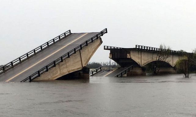 Impactantes  imágenes del puente que cayó en la ruta nacional 12 por las fuertes lluvias en Corrientes