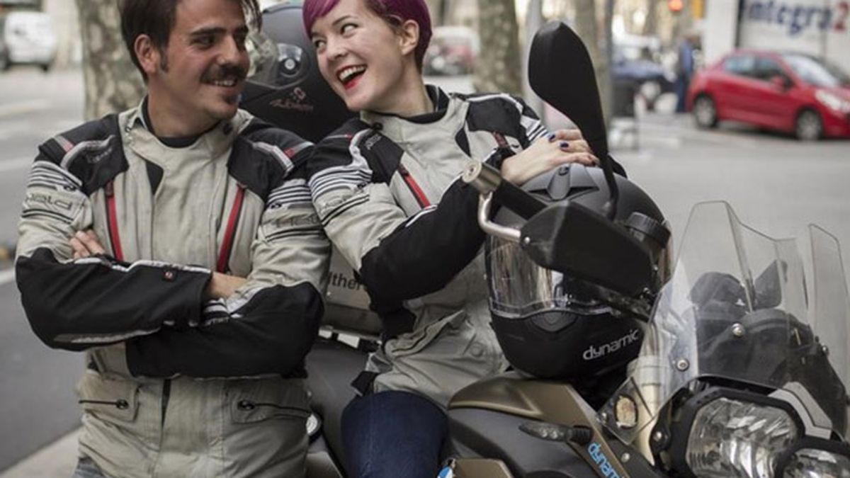 Una pareja aventurera recorre el mundo en motocicleta en busca de sexo y  pasión