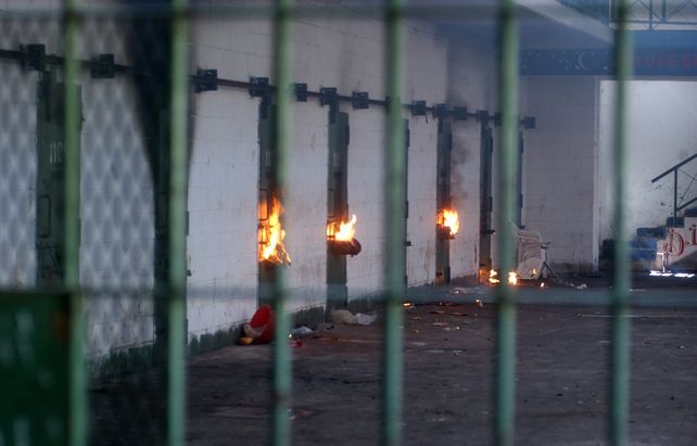 Fuego. Uno de los códigos carcelarios es quemar prendas a través de las rejas para marcar descontentos o reclamos.