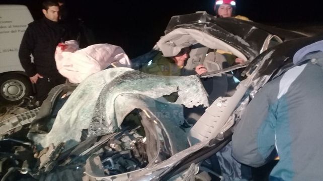 Murieron dos hombres que chocaron su auto contra un camión