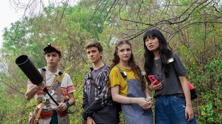 La trama sigue a un grupo de chicos que investigan una misteriosa desaparición en un parque de diversiones.&nbsp;