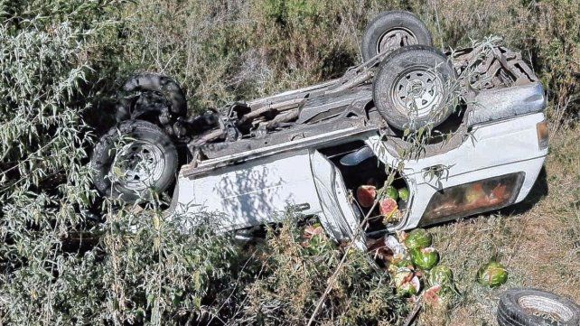 La camioneta terminó con sus cubiertas hacia arriba tras el despiste en la ruta 14.