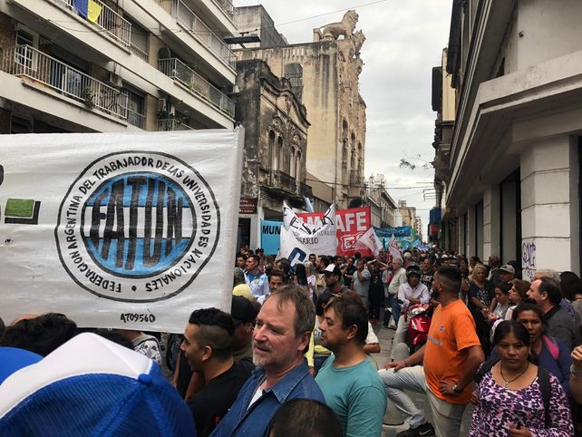 Los manifestantes se concentraron en la intersección de Rioja y Sarmiento.