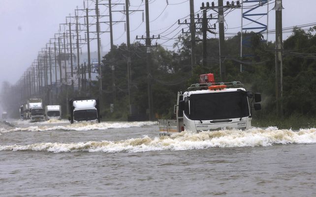 Camiones atraviesan una carretera afectada por las intensas lluvias en la provincia de Nakhon Rachasima, al noreste de Bangkok, Tailandia, el lunes 18 de octubre de 202. Las fuertes lluvias en el centro y el noreste de Tailandia han causado graves inundaciones.