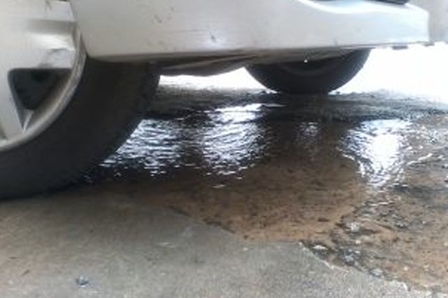 Vecinos de barrio Sur denuncian una pérdida de agua desde hace varios días